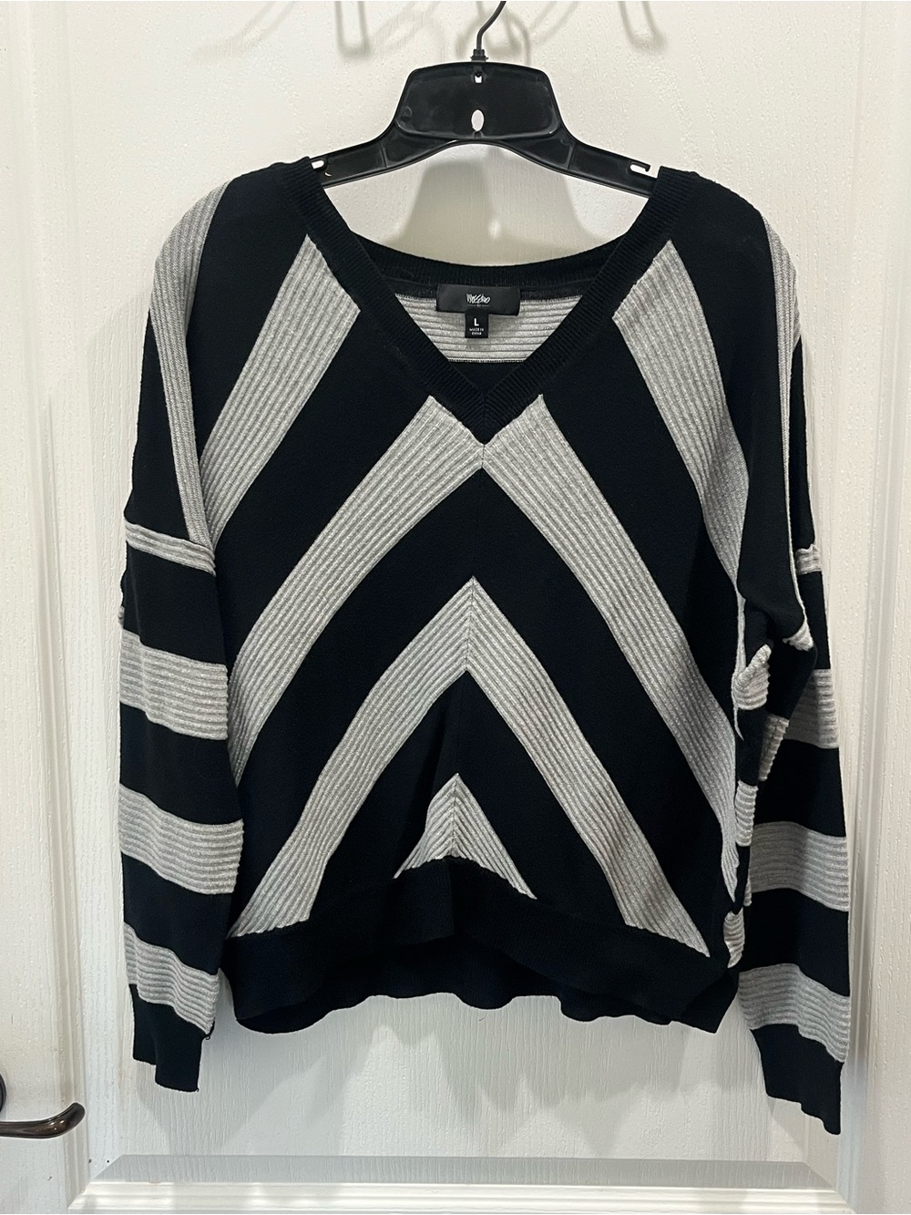 Women’s Black & Gray Striped V-Neck Sweater Mossimo Large